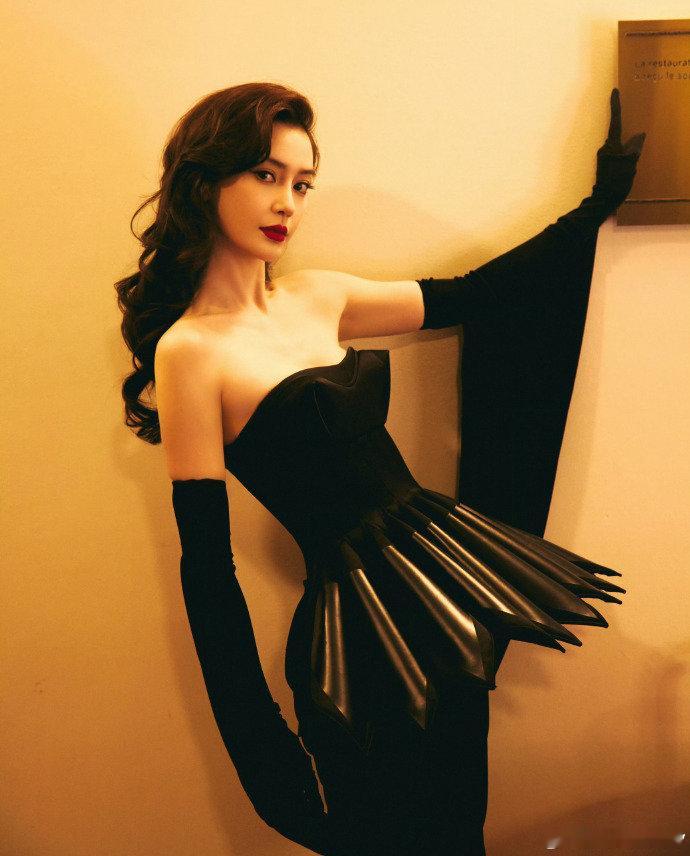 黄晓明带小海绵参加周岁宴，baby 特意准备礼物，亲戚还夸她温柔，人真的好～ 