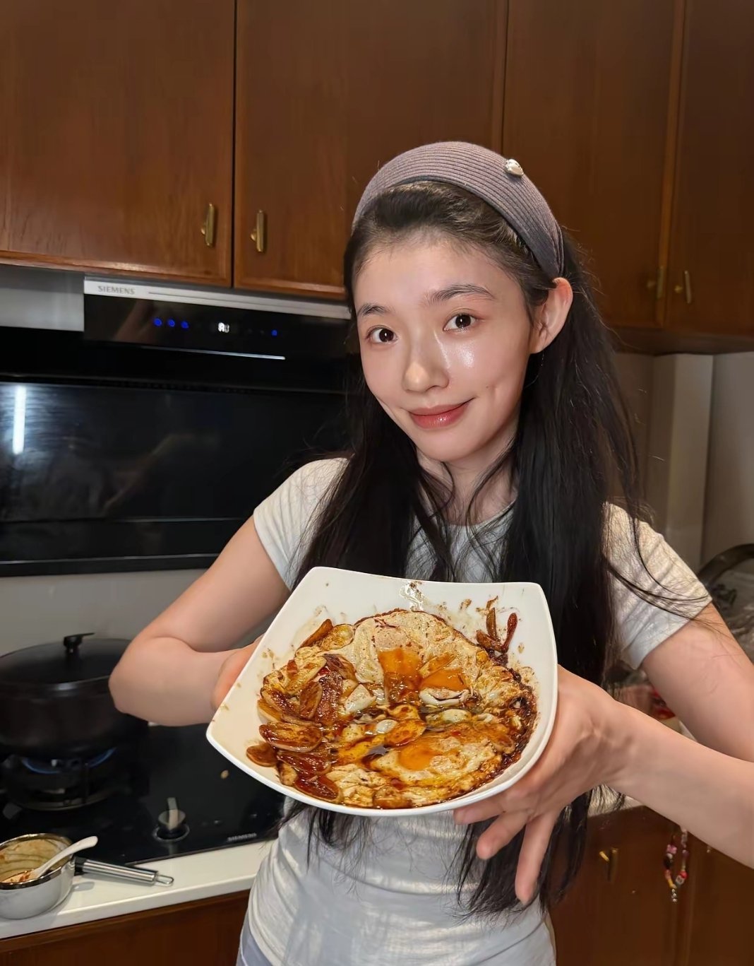 林允不仅颜值出众，厨艺也超赞满满一桌菜看着太有食欲了。 