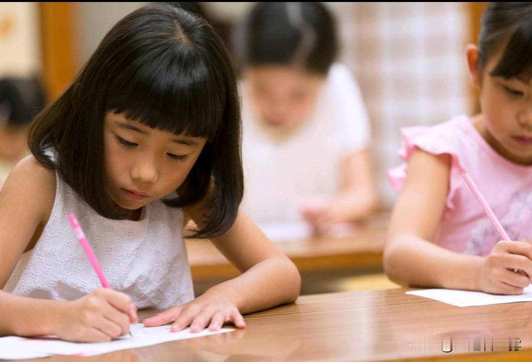 我做了一个很冒险的决定。儿子的所有课外班全部停掉了。
口才、书法、围棋、高数，一