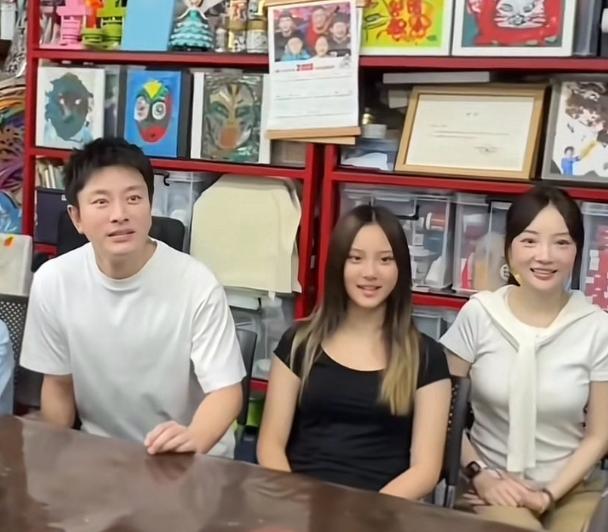 甜馨贾乃亮一家同框了！

9月9日晚上，14岁的甜馨在自己的社交账号上发了一段内