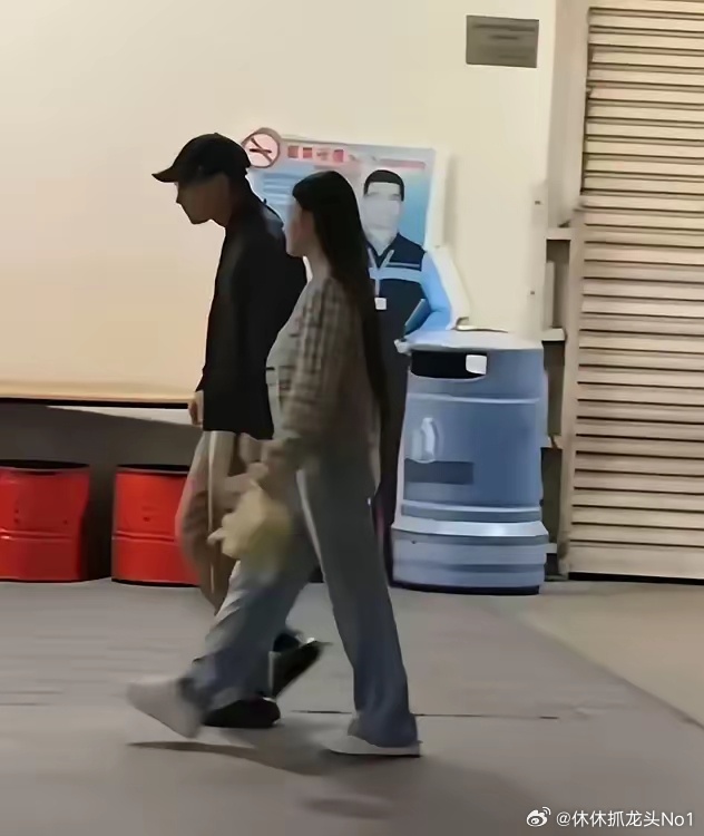 51岁刘恺威新恋情曝光！本人和新女友都没有戴口罩，十指紧扣、大摇大摆地前往红馆看