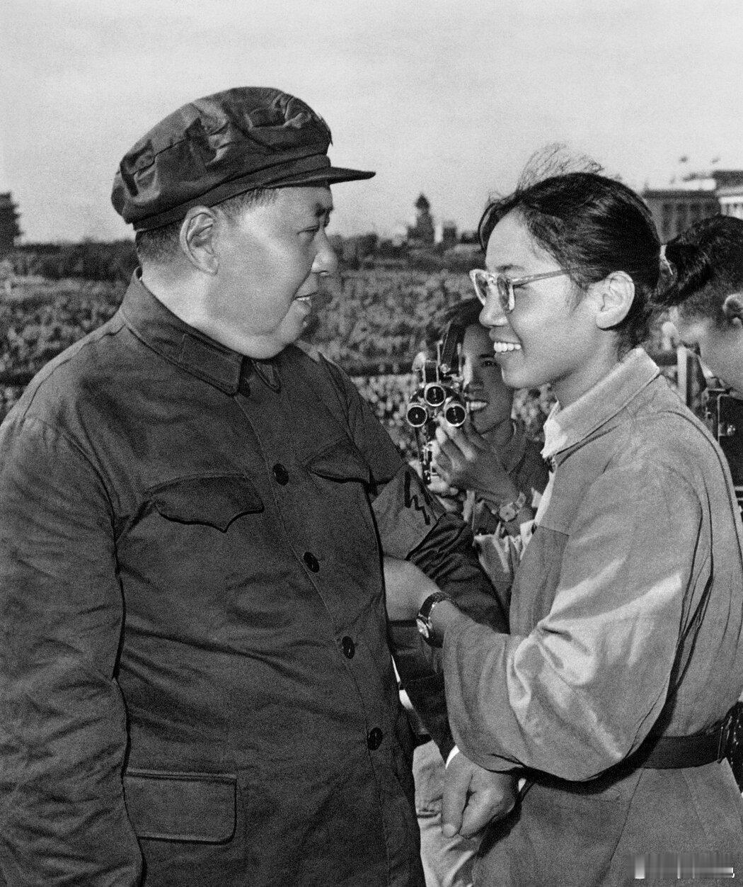 1978年8月19日，中共中央轉發共青團十大籌備委員會提交的《關於紅衛兵問題的請