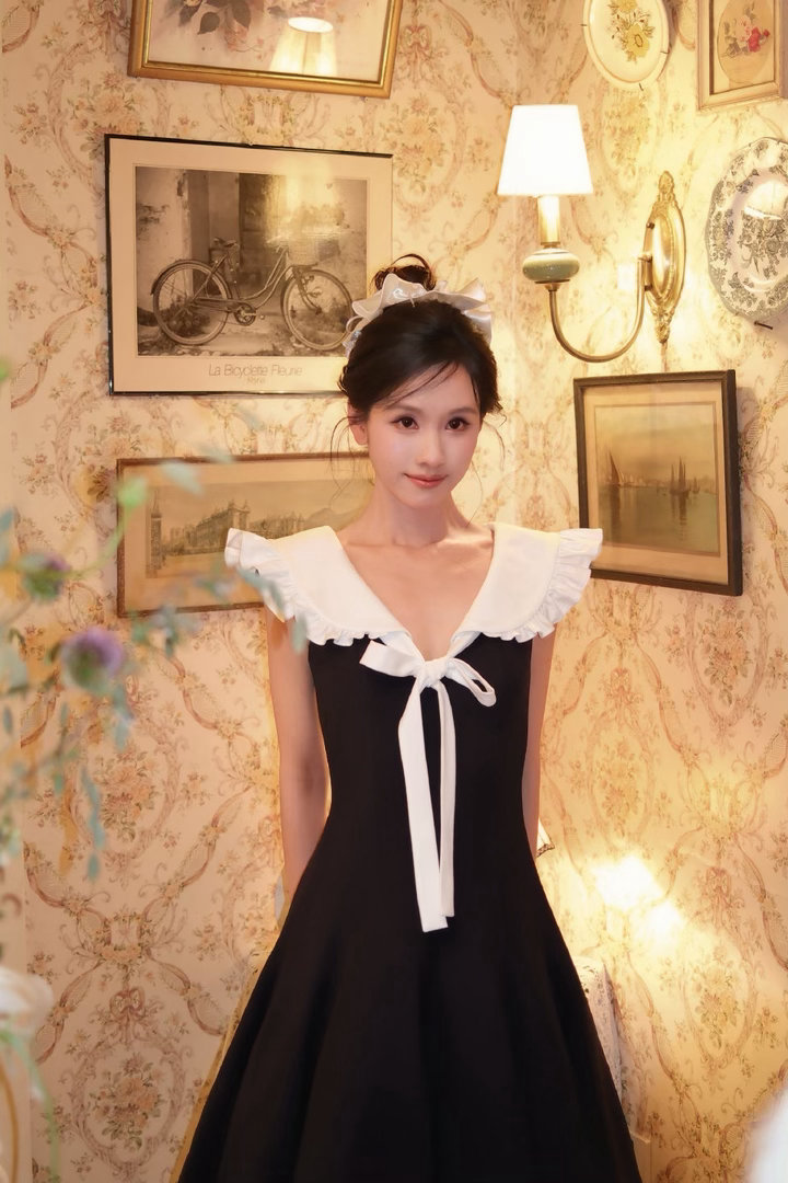 陈都灵｜最新营业照，丸子头配荷叶边公主裙，这个陈都灵又美又萌！真人娃娃走进现实了