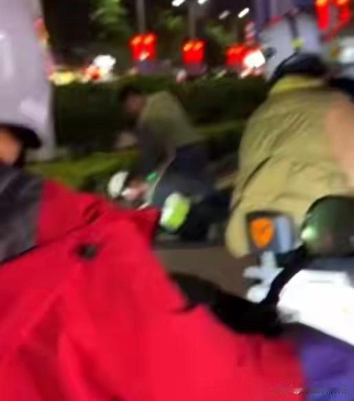 28岁男子嚣张殴打警察，
从官方通报里，
我看到3个重要细节，
1、这个男子竟然