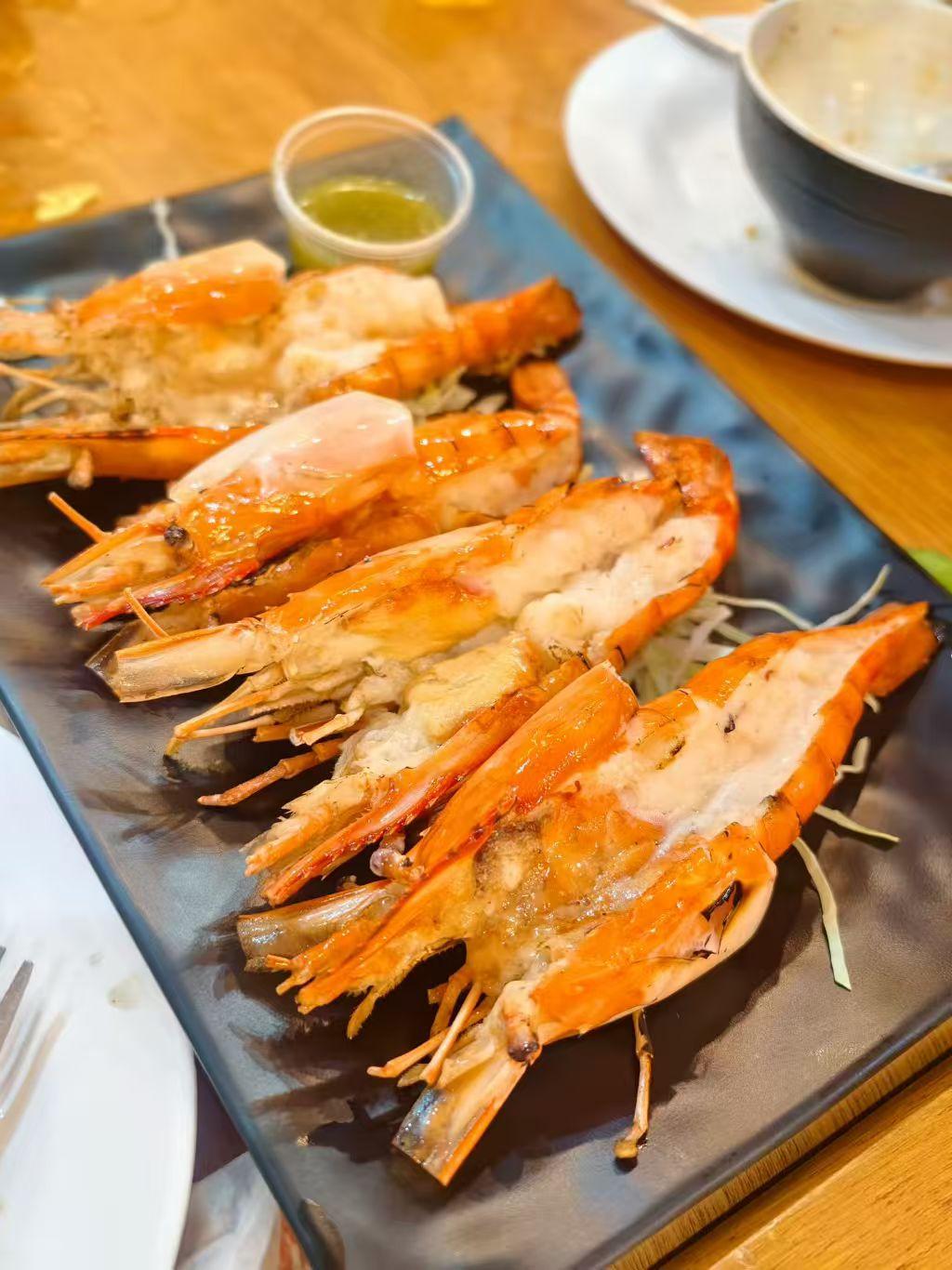 新鲜出炉的烤虾，色泽诱人，口感鲜美，快来一起享受这美味佳肴吧！🍤🔥