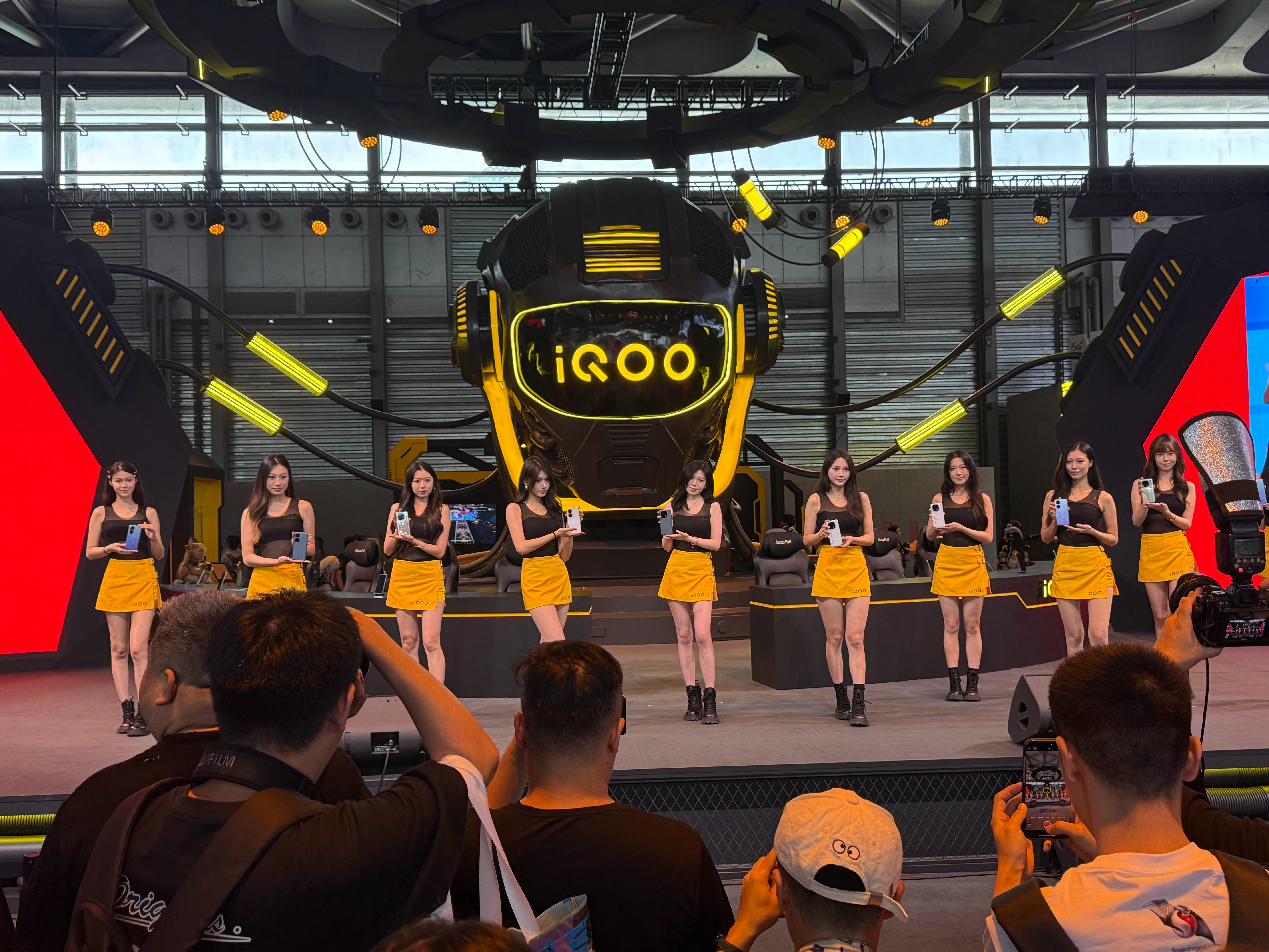 chinajoy第二站来iQOO，晚一点会有5V5的水友赛，战台已经搭建好了，还