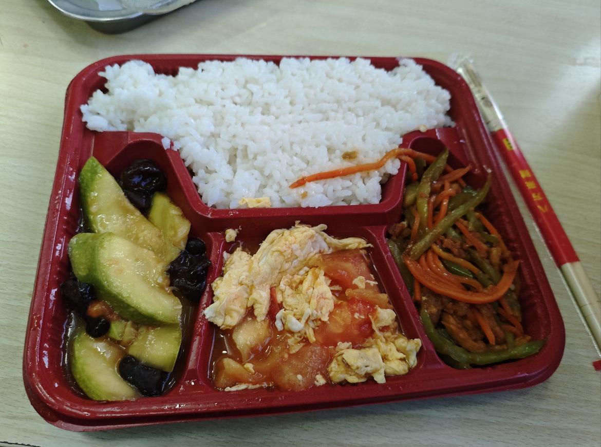 泪目，火车上遇见这个男孩，个小‮几十，大不纪年他
时的车程，水‮着站直一
不喝，