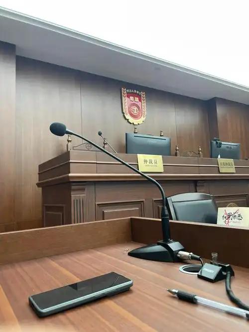 以前律师办案，随时能进法官办公室沟通案情，但现在去法院办案，律师一律不准进入法官