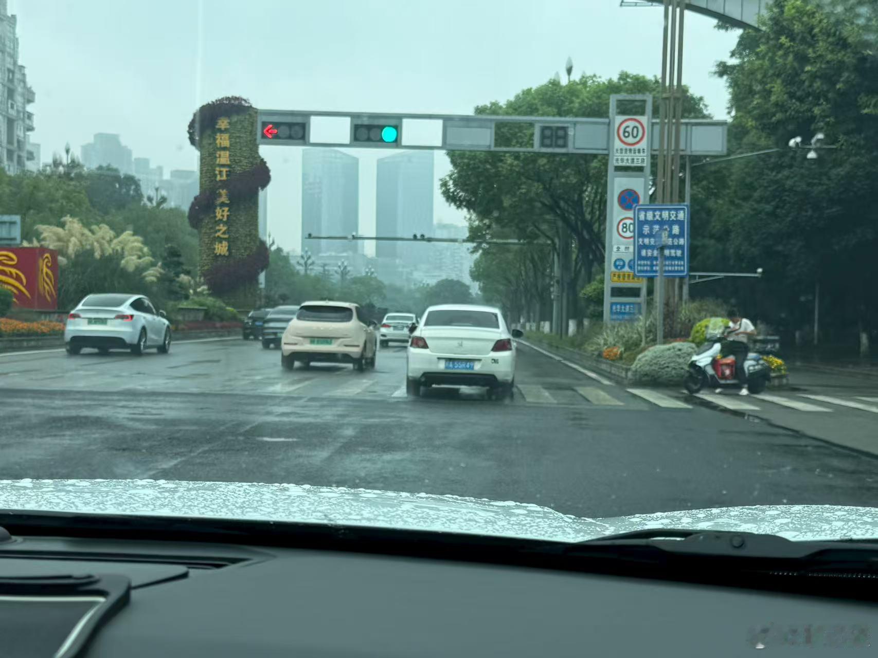 曾风靡的“油改气”因加气站减少、年检成本高和维修困难逐渐没落。尽管部分出租车和物