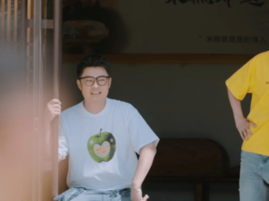 范志毅跳高老当益壮范志毅跳高吓到鹿晗陈赫了不愧是专业运动员底子，起跳落地行云流水