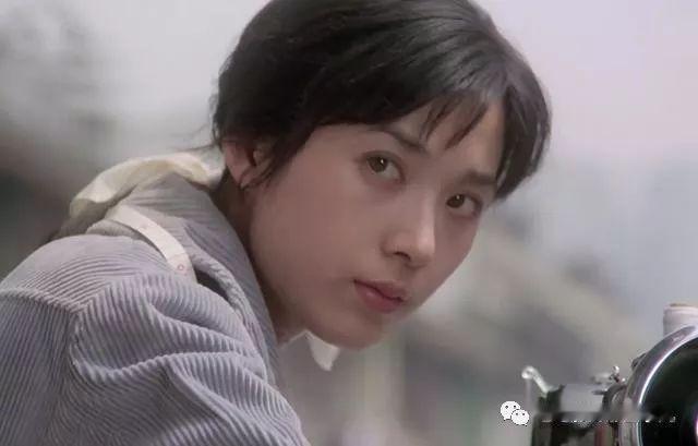 80年代纯天然去雕饰的美女很多。
她们的特点；没有医美，纯天然骨相，五官未必第一