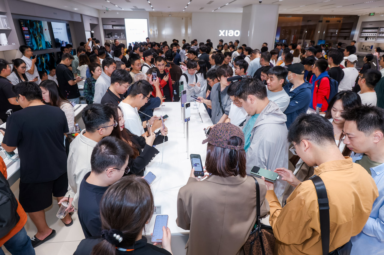 人民日报专门发文聚焦小米17系列创新，这份国家级认可背后，其实藏着中国科技企业从
