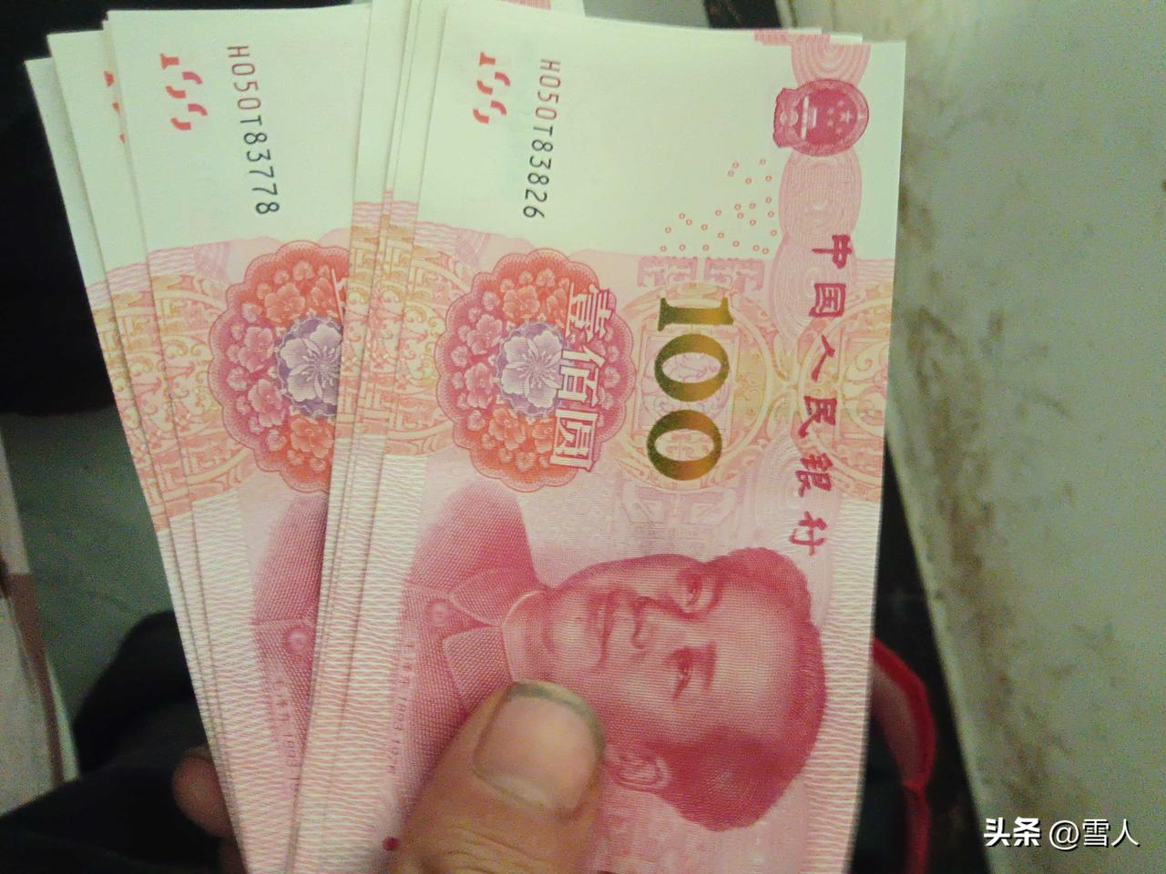 高空撒钱抛赃款事件：影视桥段照进现实，不义之财不可取
 3月26日，重庆警方通报