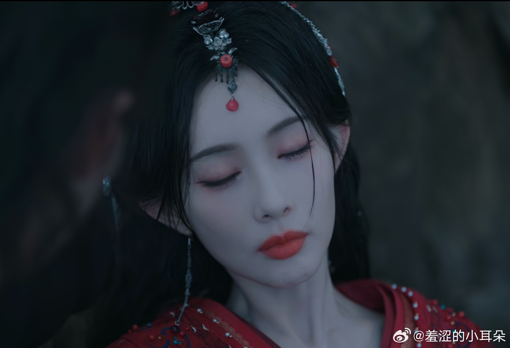 百花杀女主落水之后泡了一夜，脸上撸的都是全妆。嘟嘟嘴大红唇大白脸已经是孟子义半永