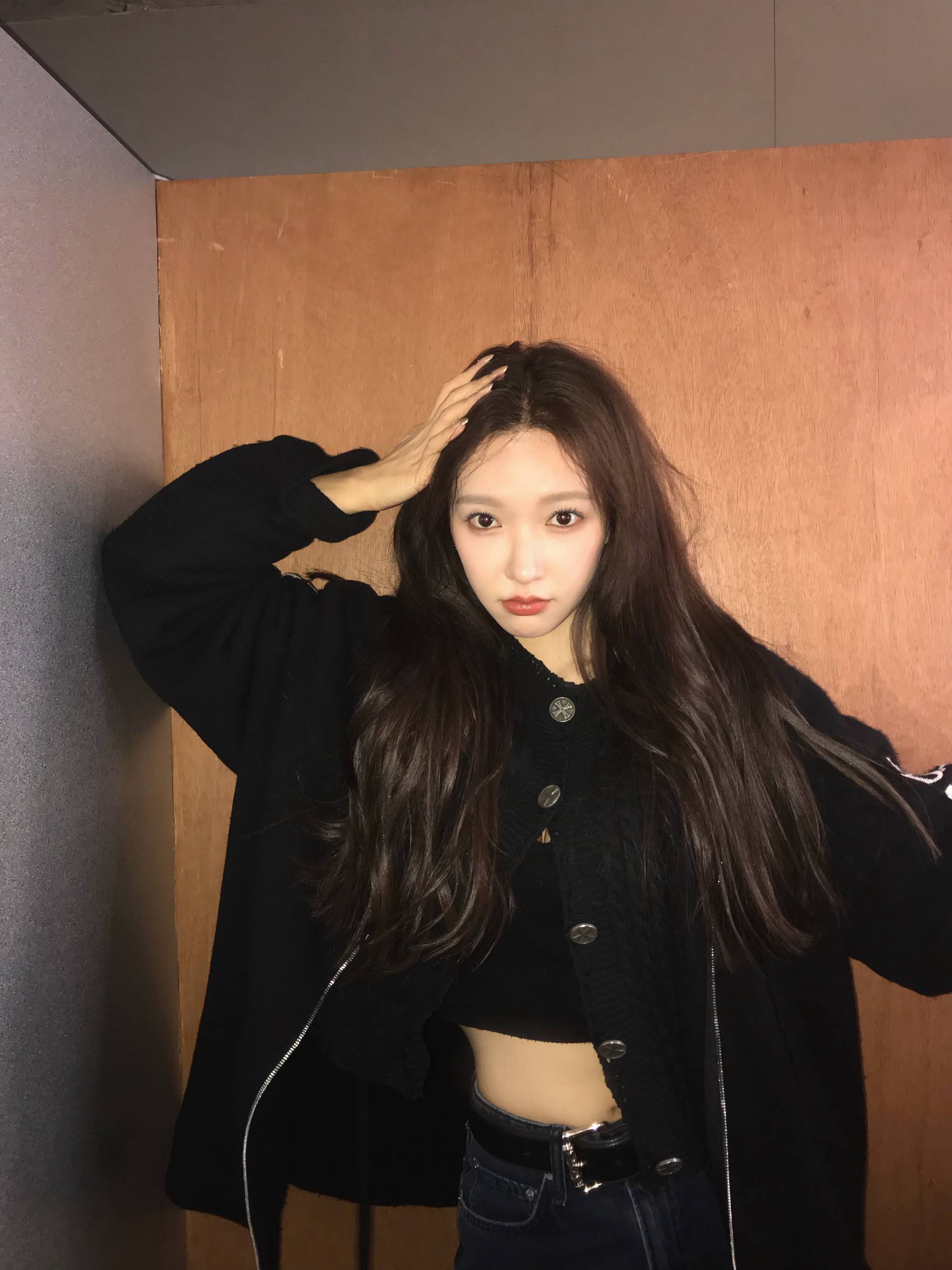 程潇发布春日小日常 更新春日plog🌸黑外套配长发，甜酷感一键切换！慵懒发丝藏