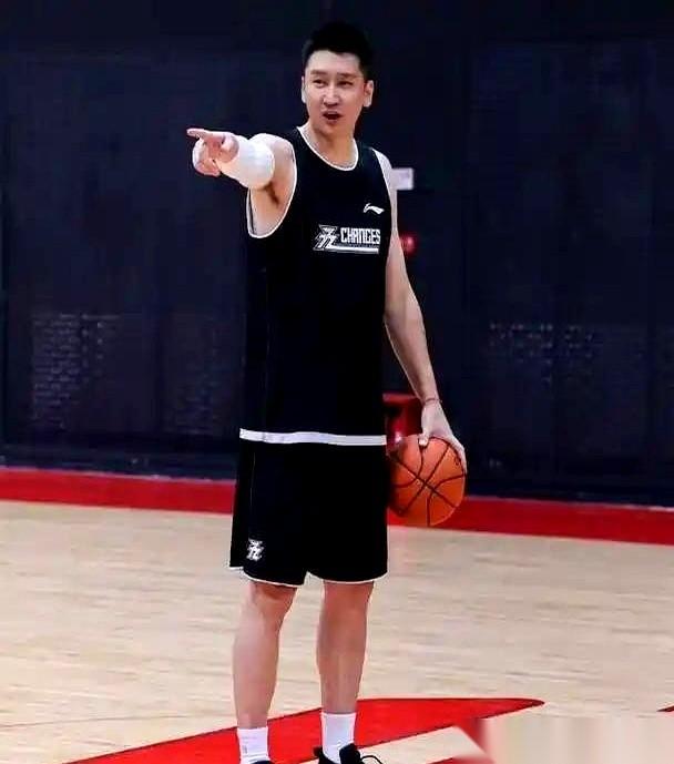 孙悦当年在湖人队把左脚踝崴成了九十度，按他以前在国内联赛的经历，这架势怎么也得打