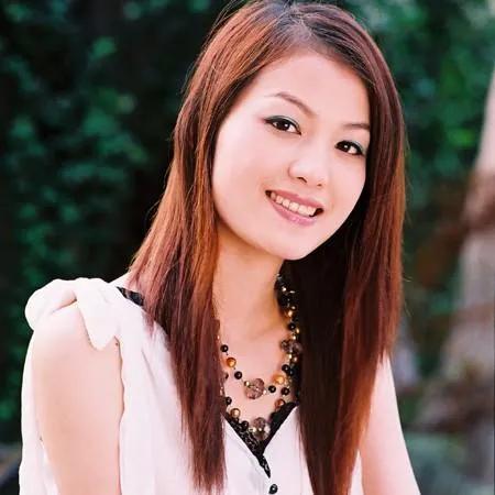 优雅少女，白裙飘飘，笑容灿烂，如画般美丽。温柔白裙少女 白裙少女感 温柔蓝裙少女