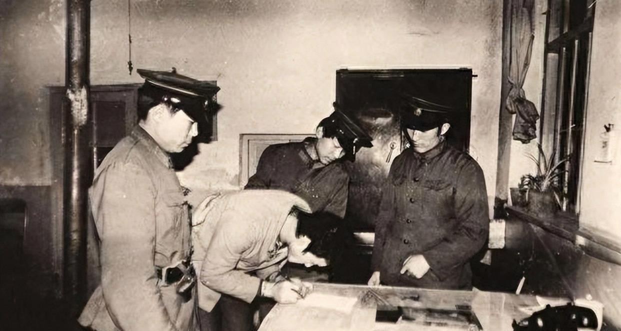 两袋麻布裹着尸体，凌晨公厕惊现双尸，凶手竟住在省政府家属楼。
那天早上六点，辽宁