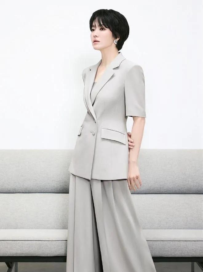 救命！宋慧乔这套浅灰西装太适合日常穿了！
 
简约不挑人，浅灰色温柔又显白，上班