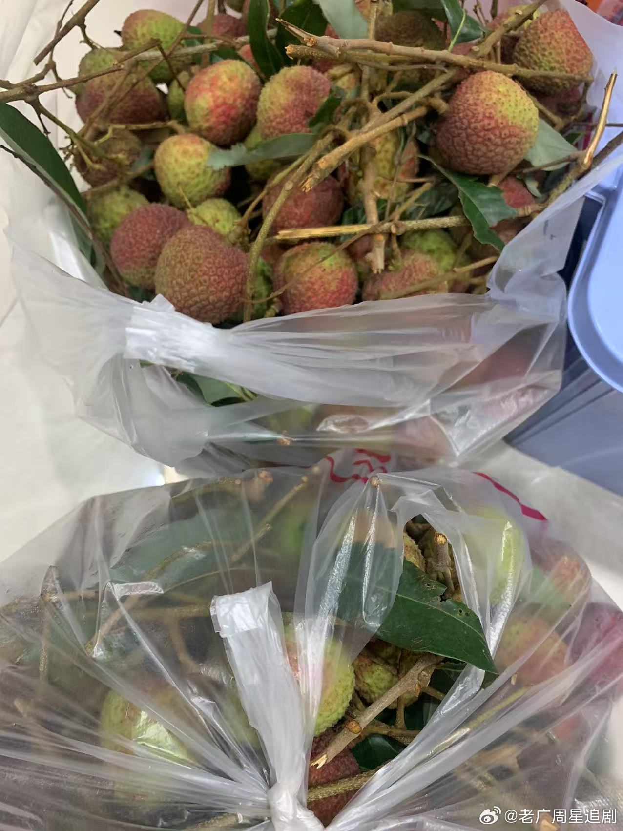 昨天买了20斤的妃子笑，拿出10斤来和我的铁子们分享美味，评论区抽3个铁粉一人3