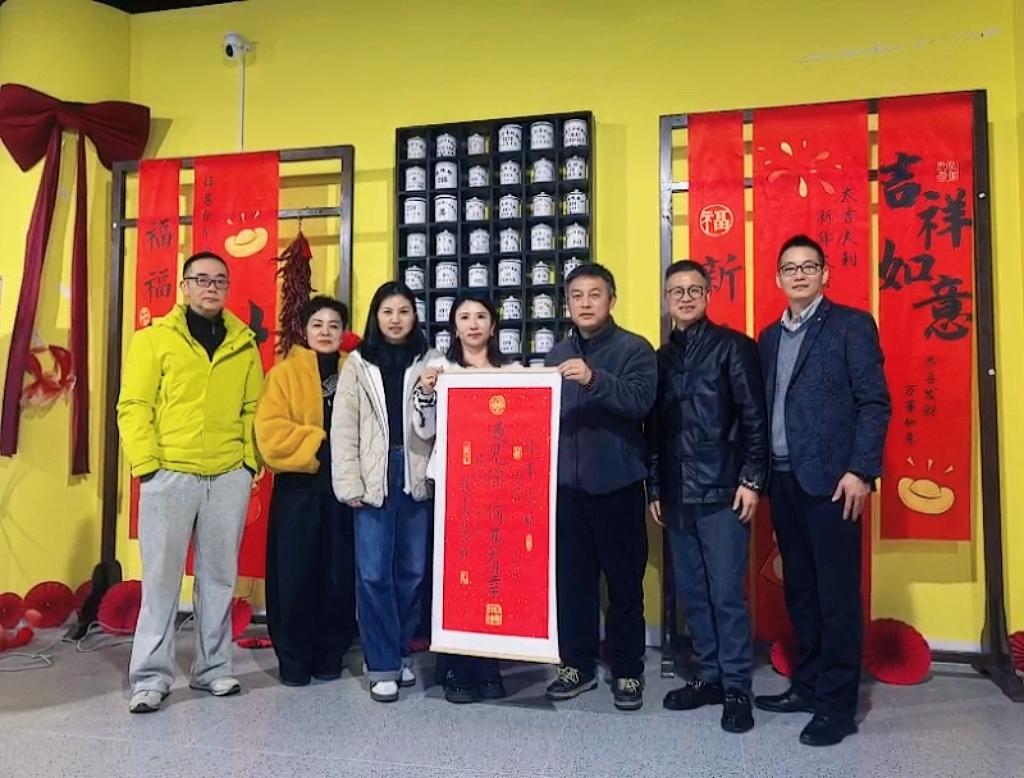 正春和非遗大集超级个体聚集，
自发发起“遇见你读书会”，讨论一小时，拍张启动照片