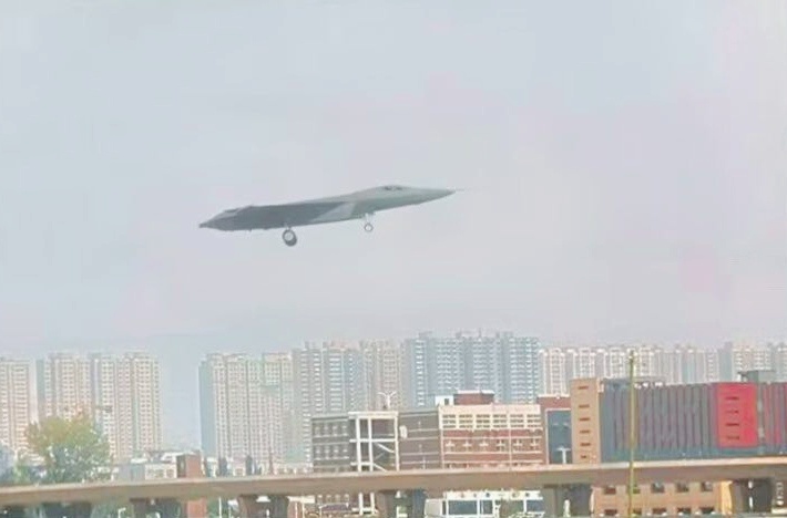 单座？尾部有点和想的不一样[允悲]中国6代机中国空中力量为人民军队点赞烽火问鼎计