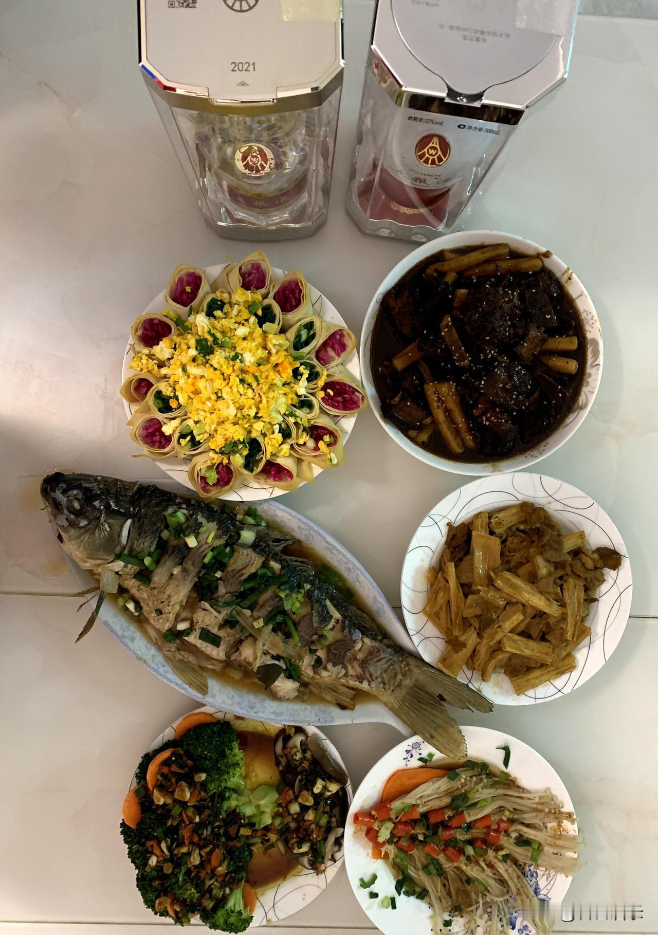 为明天准时收看抗战胜利80周年大阅兵，我决定明天旷工一天，时间表安排如下：
明早