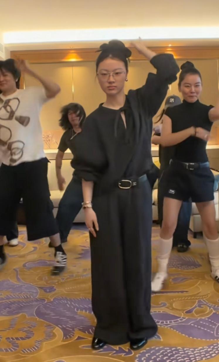 单依纯拍视频，这是太过自信还是太不把自己当回事？
给自己来了个五短身材四六分，有