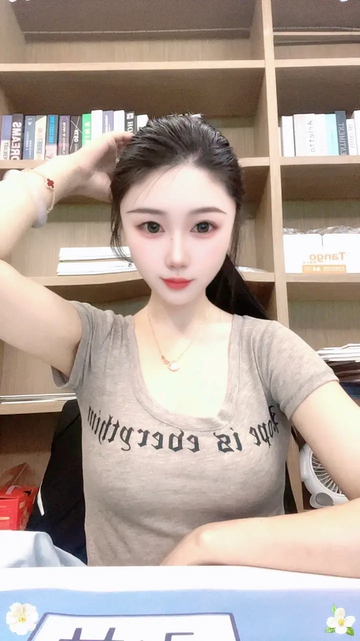 她总是笑嘻嘻的像个小太阳 可她难过的时候 连一盏灯都没有。