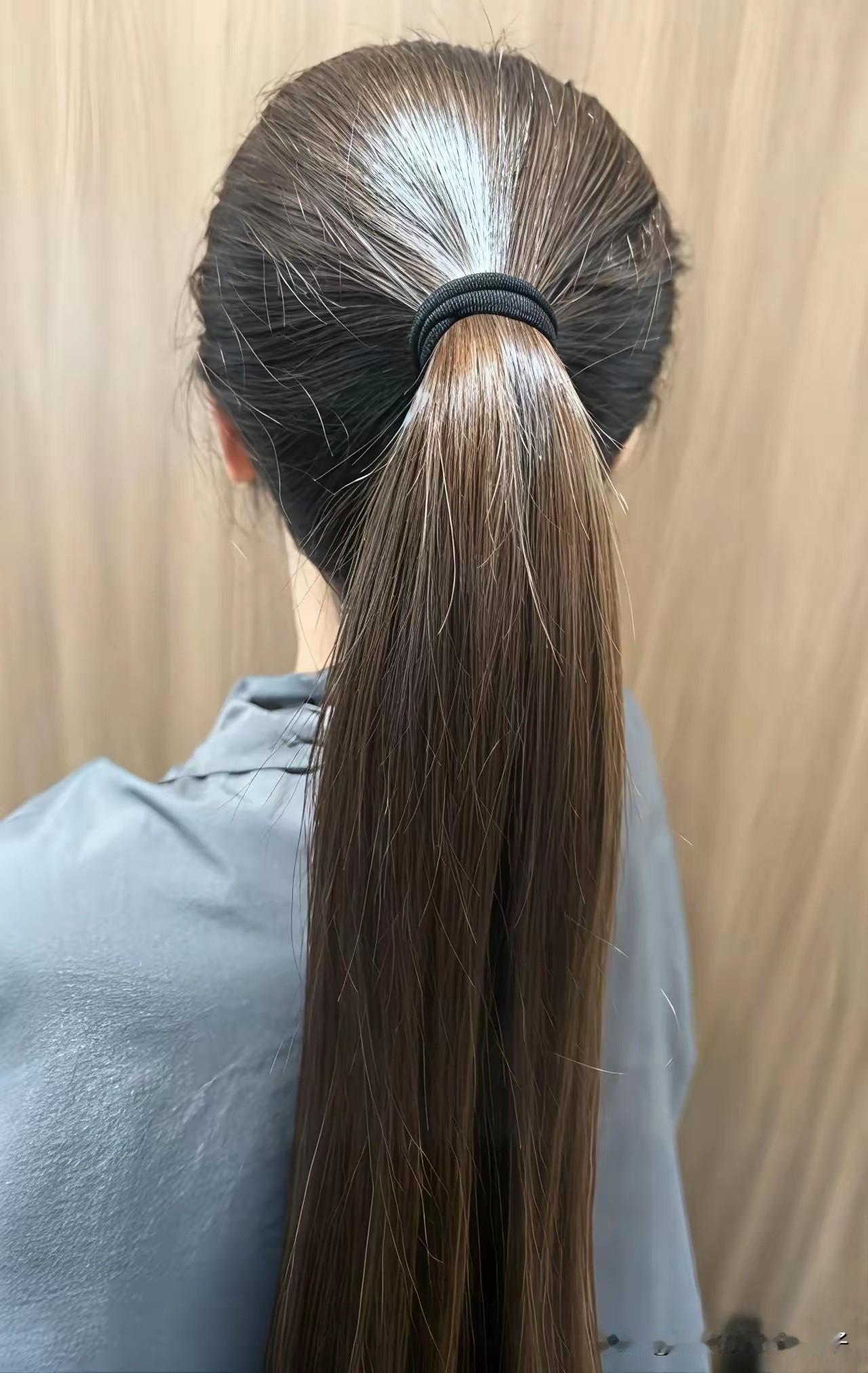 高马尾一扎，青春活力立马飒！今年夏天高马尾发圈销量涨了三倍，可见大家对它的喜爱。