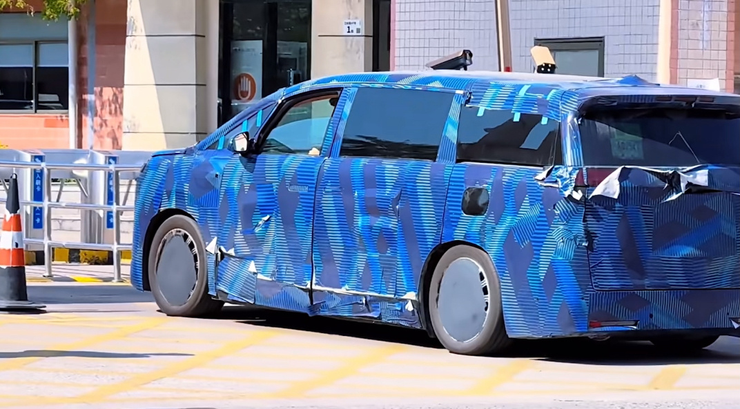 腾势D9L最新谍照，看着要比D9 大不少！ 