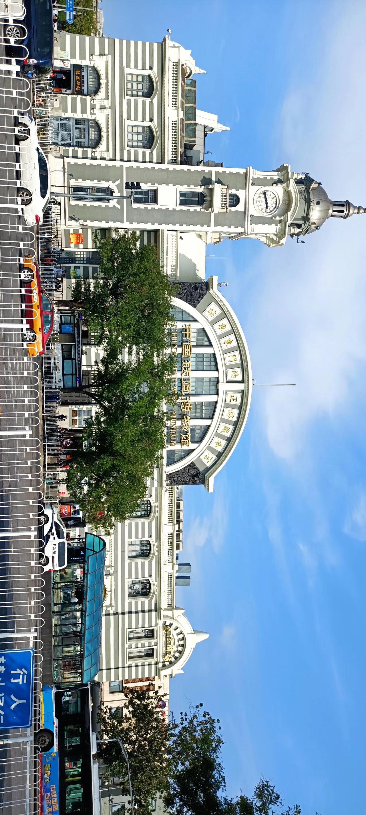 打卡上海外滩，感受历史与现代的交融。