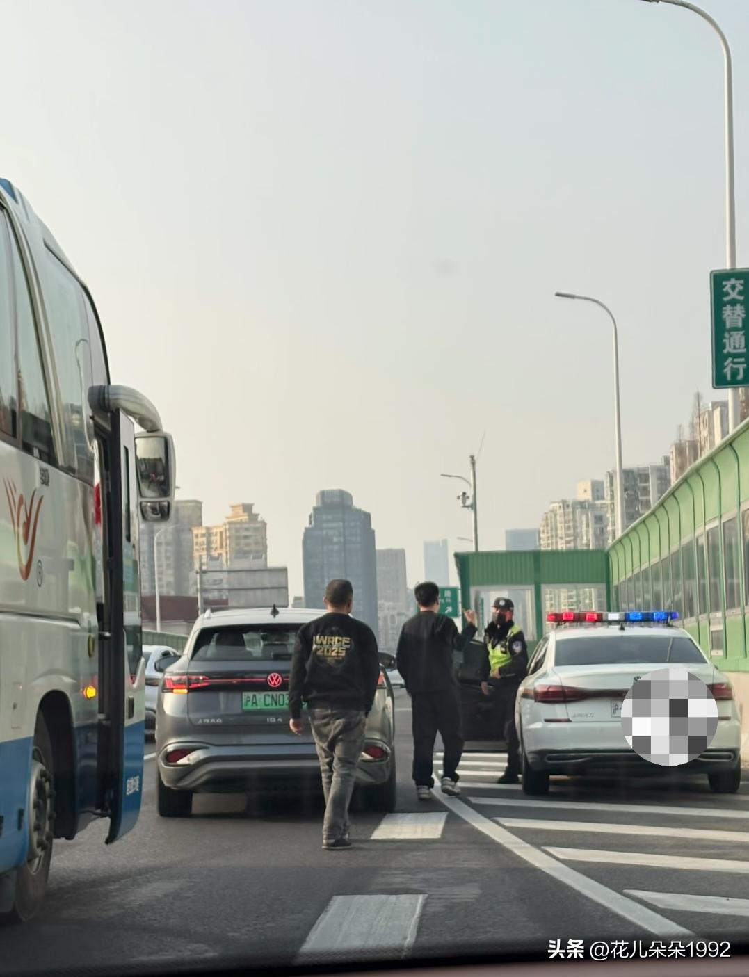 他俩这么水灵灵的撞在了一起，刚好撞在岗亭旁，这就是1秒出警