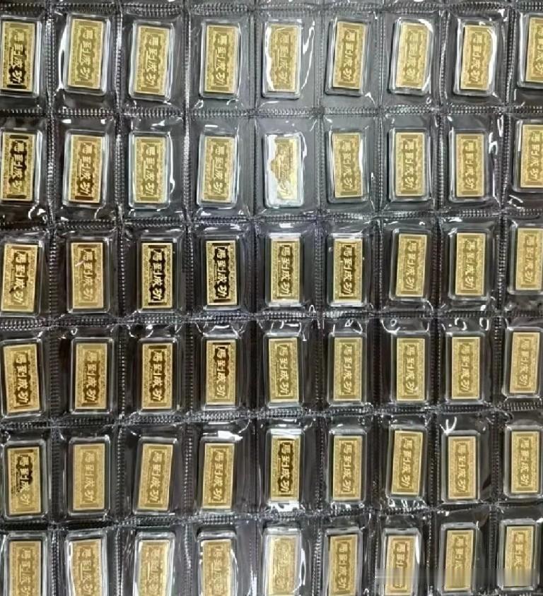 最近金价跟坐过山车似的，涨几天跌几天，把不少人晃得晕头转向。

说白了就是美联储