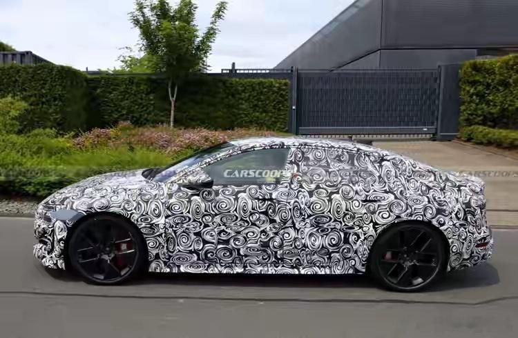 奥迪直接砍掉RS6 e-tron项目，由这款车扛起纯电旗舰性能定位。外观相比普通