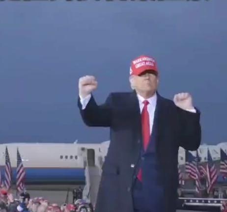 今年是美国建国250年，有人说美国选了个250的总统，净做250的事，说250的