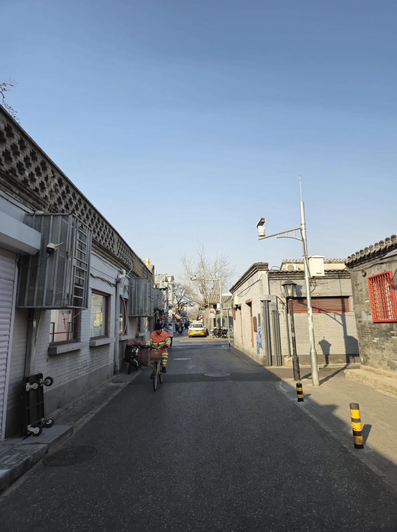 护仓胡同
护仓胡同，位于西城区地安门西大街北侧，呈南北走向。北起护国寺街，南至地