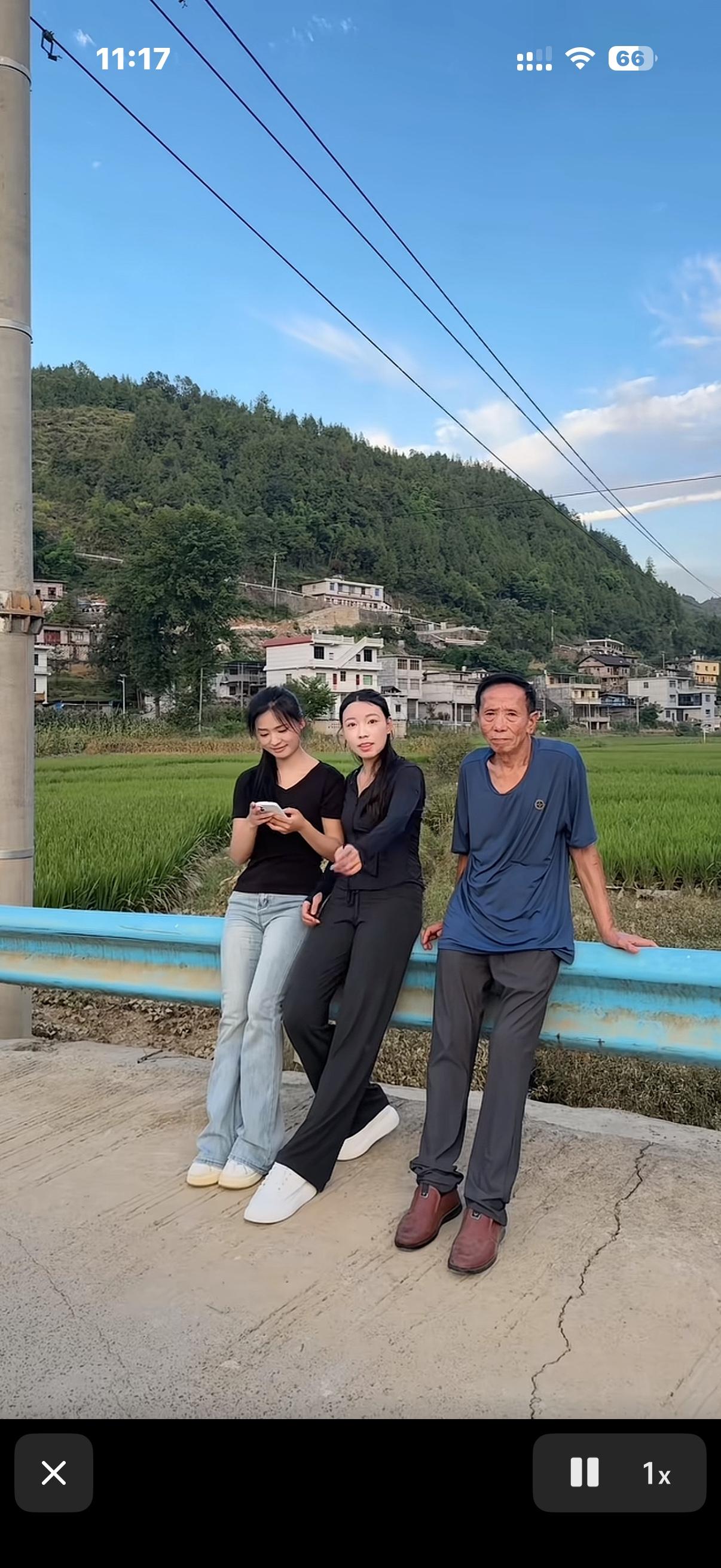 省吃俭用的父亲，用尽全力，好不容易把她们拉扯大，希望自己的两个孩子能走出大山，找