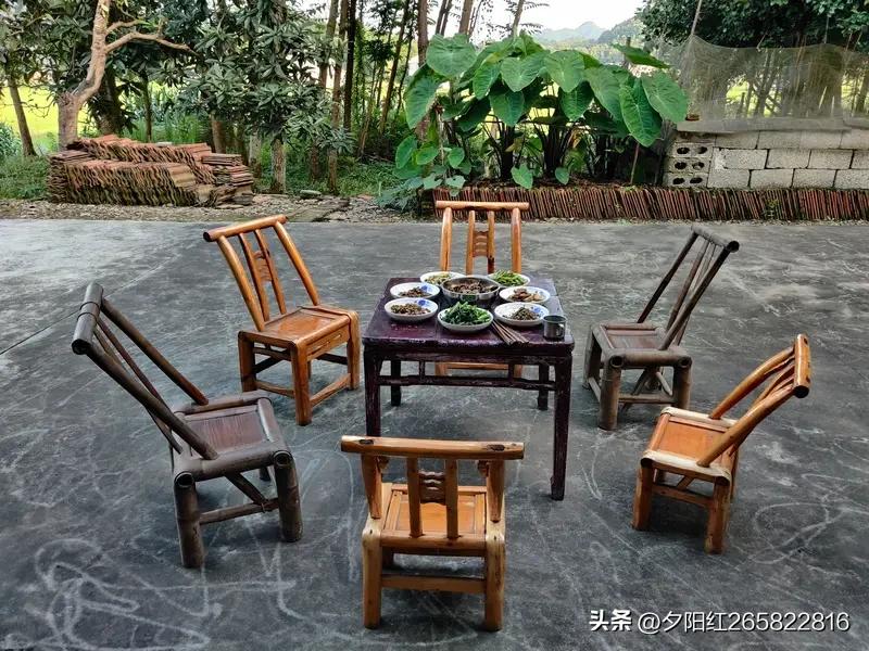 老翁打油诗
往事如烟随风过，
何必计较对与错。
且将得失一边放，
笑看红尘起与落