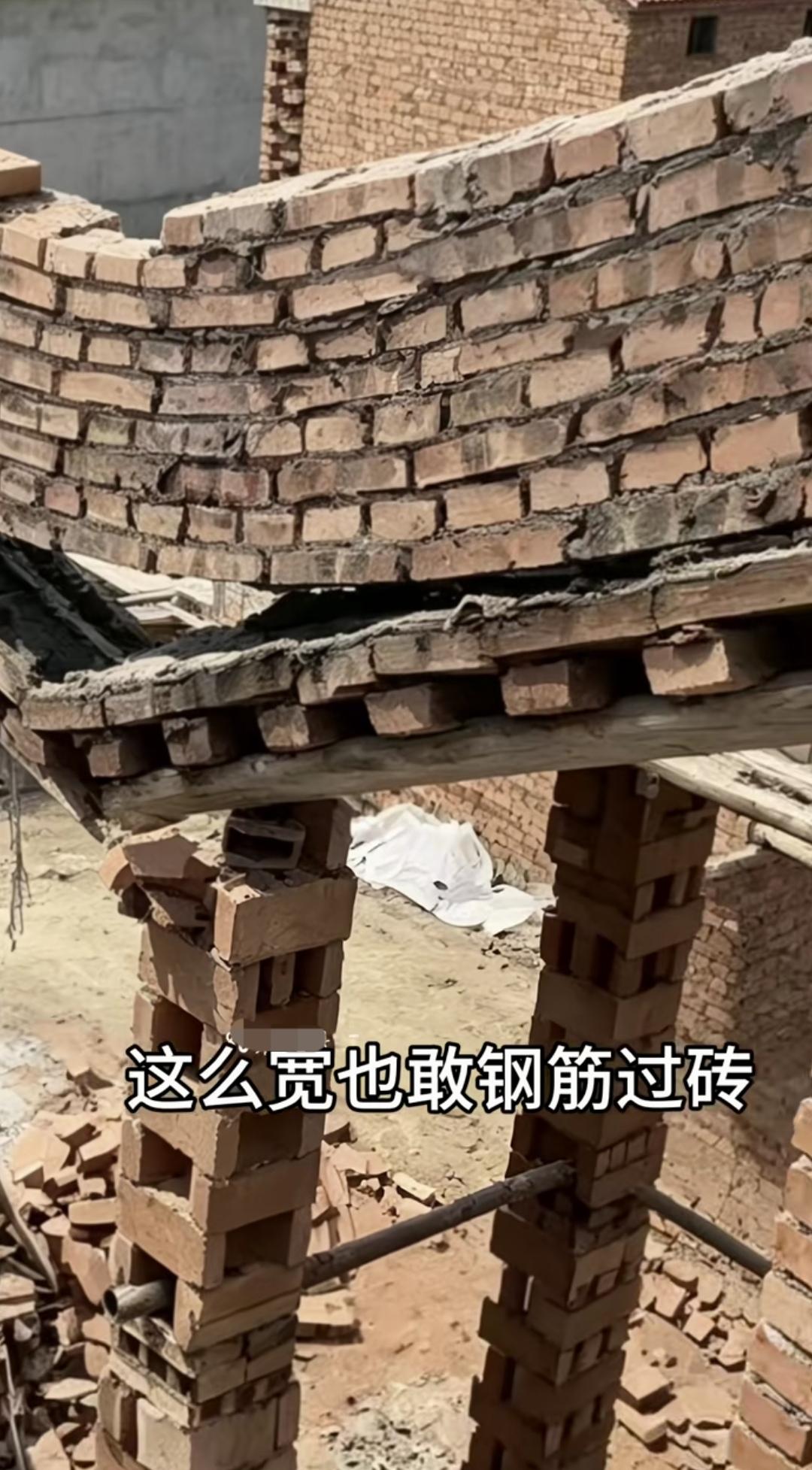跨度大，又没有倒窗梁，便采用钢筋砖带架空的方式在上方砌墙，而支撑所用的是镂空堆叠