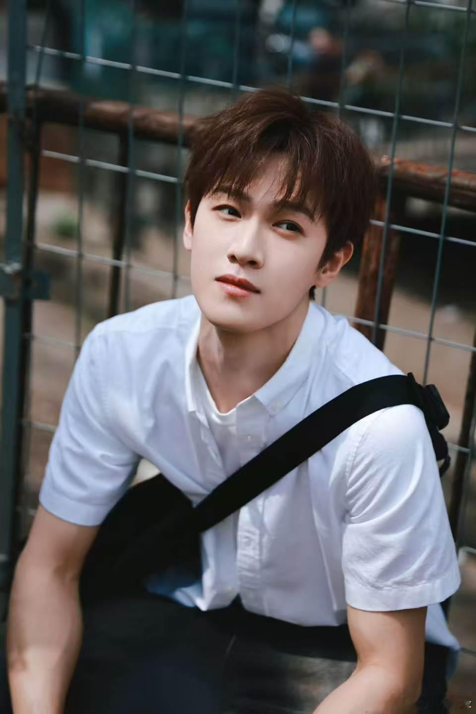 谁懂李昀锐雨中撑伞这一幕李昀锐现偶又鲜了 清冷雨夜遇上温柔男主，画面氛围感拉满，