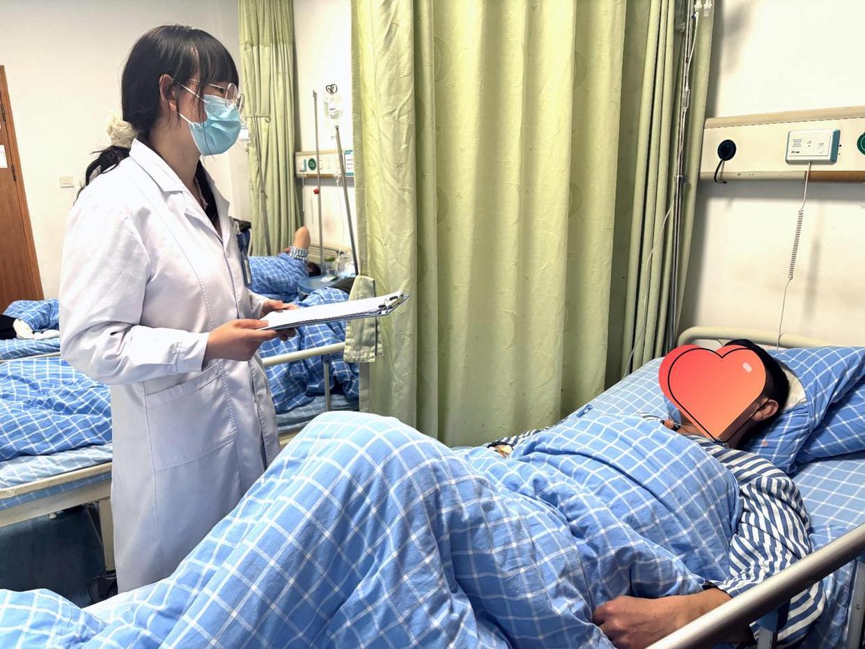 一碗螺蛳粉下肚，17岁男孩突发胃穿孔！医生提醒，有这些习惯的人要当心,
  肚子