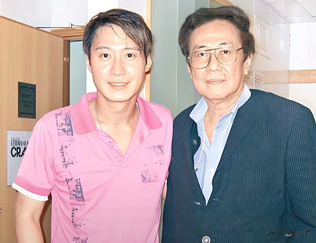 黎明和父亲，父子俩好像啊！