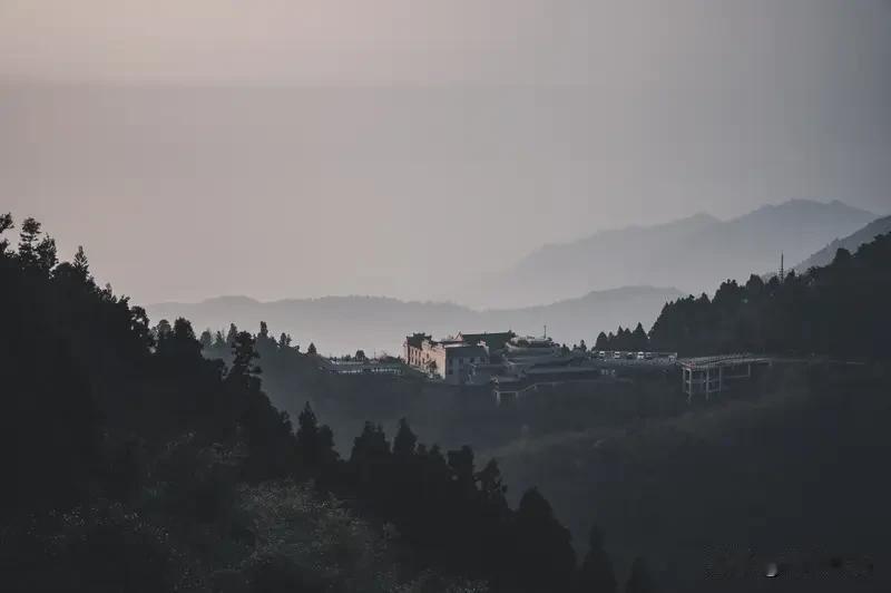 一提到台湾，脑海里满是美景与深厚的家国情怀。自然景观中，阿里山的日出云海如梦似幻