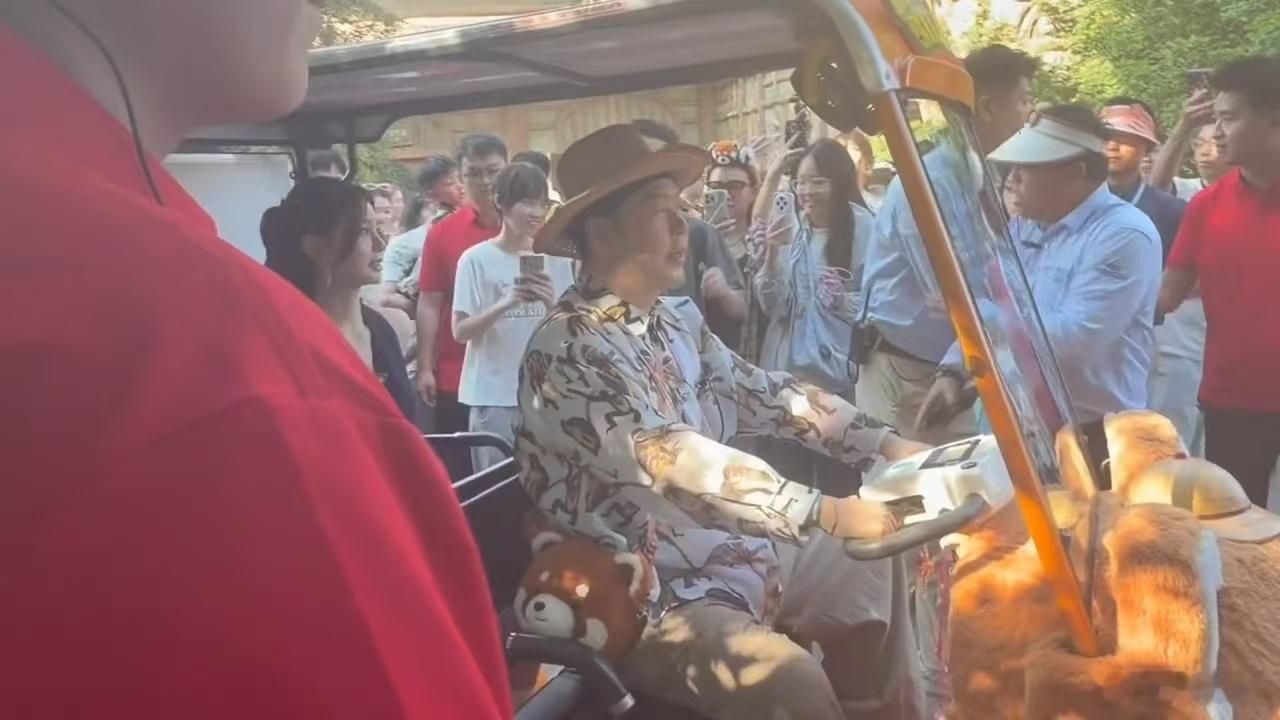 杜海涛沈梦辰现身银基过生日杜海涛沈梦辰银基过生日 杜海涛和沈梦辰的生日画面也太温