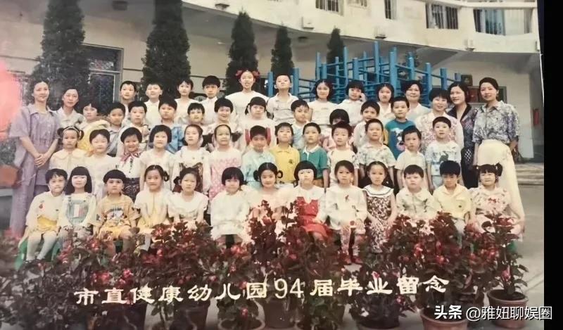 幼儿园的刘亦菲从小到大都是c位，在幼儿园毕业照时期，可爱漂亮的她扎俩个辫子就坐在