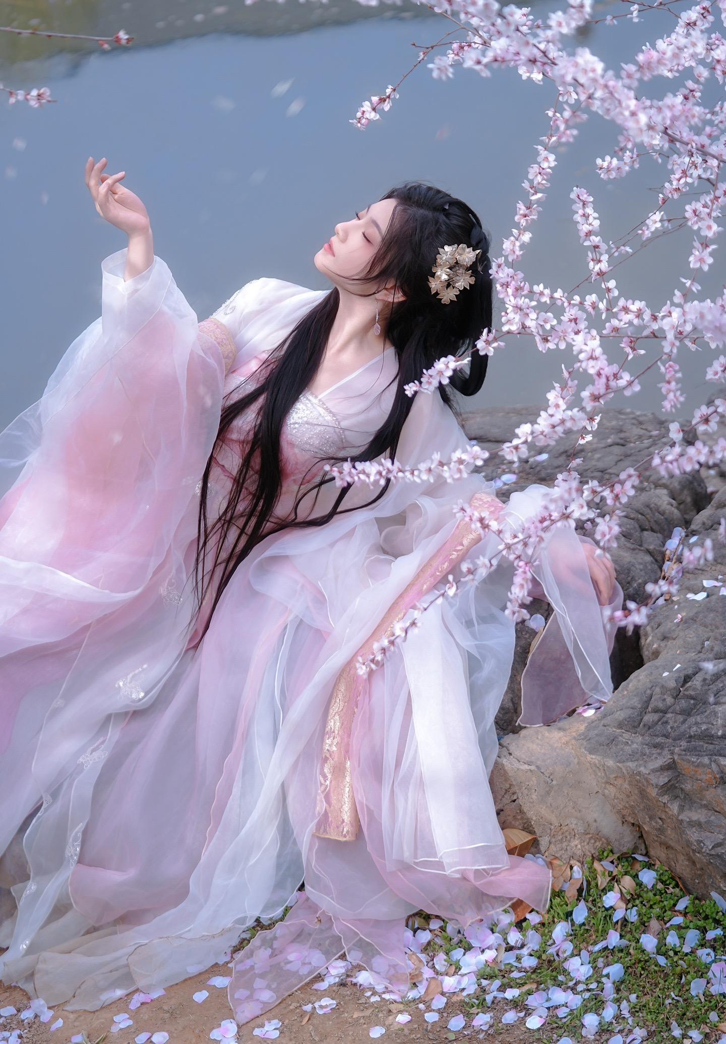 “一种相思花自飘零水自流”