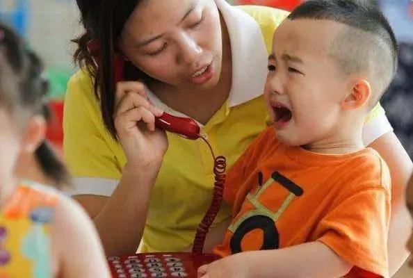 入园焦虑多源自三类家庭，孩子频呼找妈妈

孩子入园后的适应情况确实与家庭环境有着