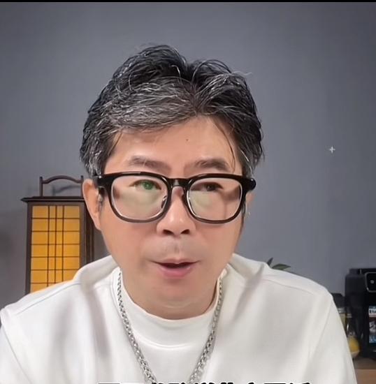 刷到恒苏最近一次直播，肉眼可见的苍老，脸垮着满是憔悴，那股子身心疲惫快溢出屏幕了