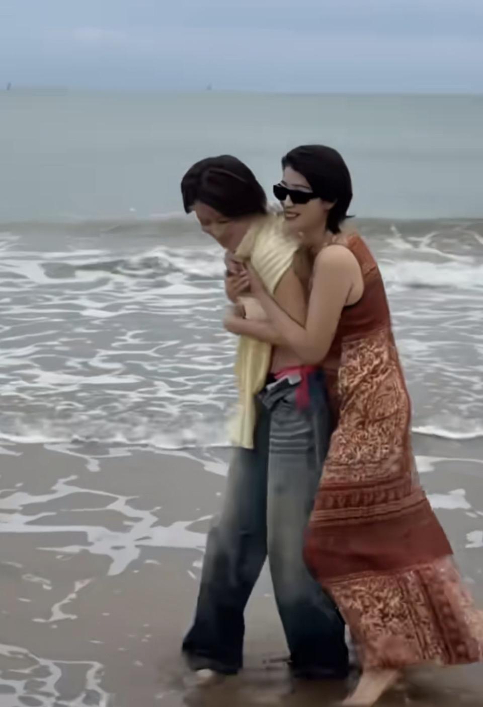 海边漫步，拥抱美好时光🌊💕